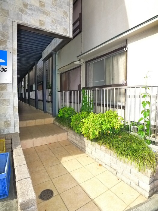 物件外観写真4　(エントランス部分)