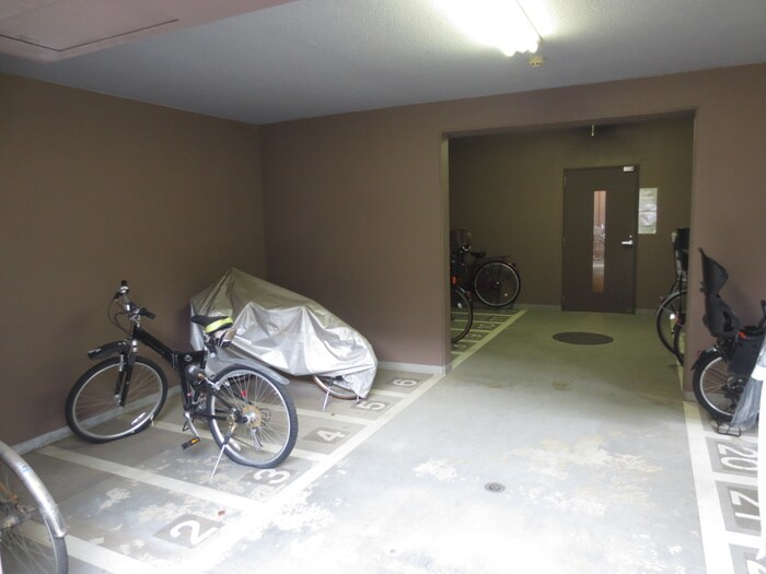 物件外観写真3　(駐輪場)