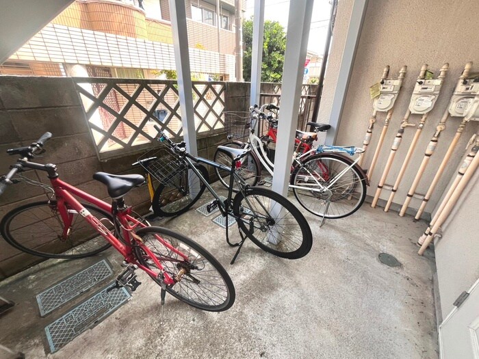 物件外観写真4　(駐輪場)