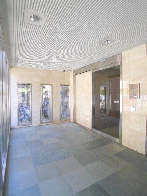 物件外観写真2　(エントランス部分)