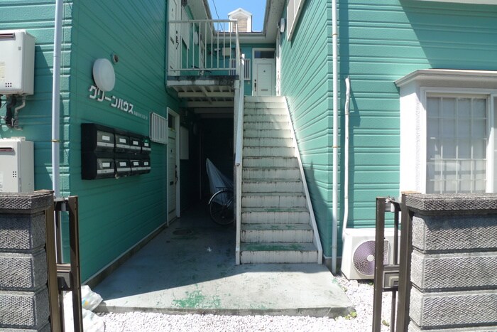 物件外観写真2　(エントランス部分)