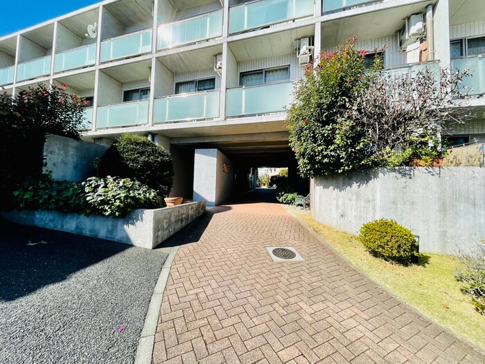 物件外観写真2　(エントランス部分)