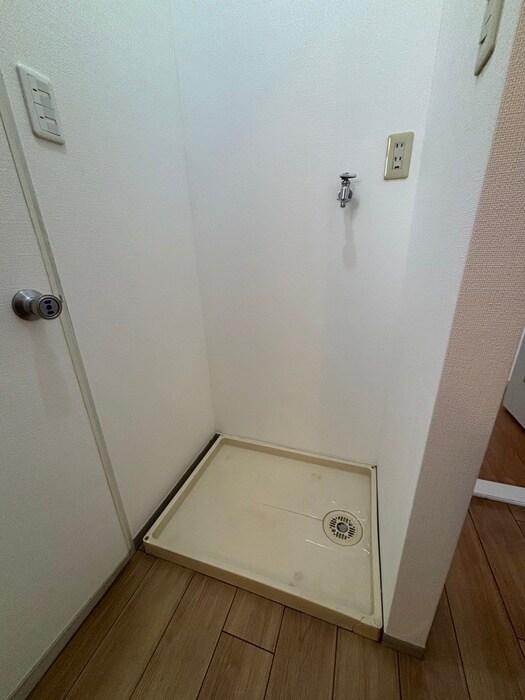 物件内観写真16　(洗濯機置場)