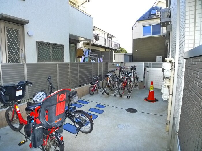 物件外観写真3　(駐輪場)