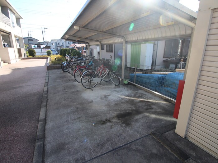 物件外観写真3　(駐輪場)