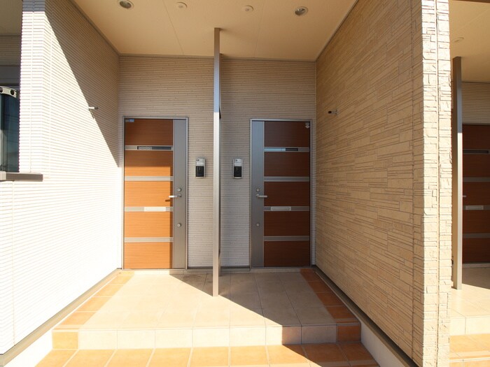 物件外観写真6　(エントランス部分)