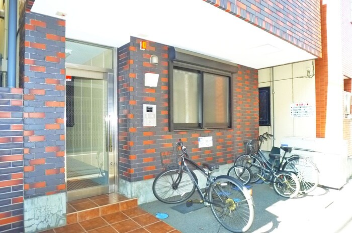 物件外観写真2　(エントランス部分)