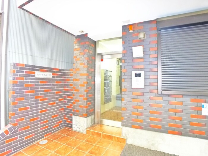 物件外観写真5　(エントランス部分)