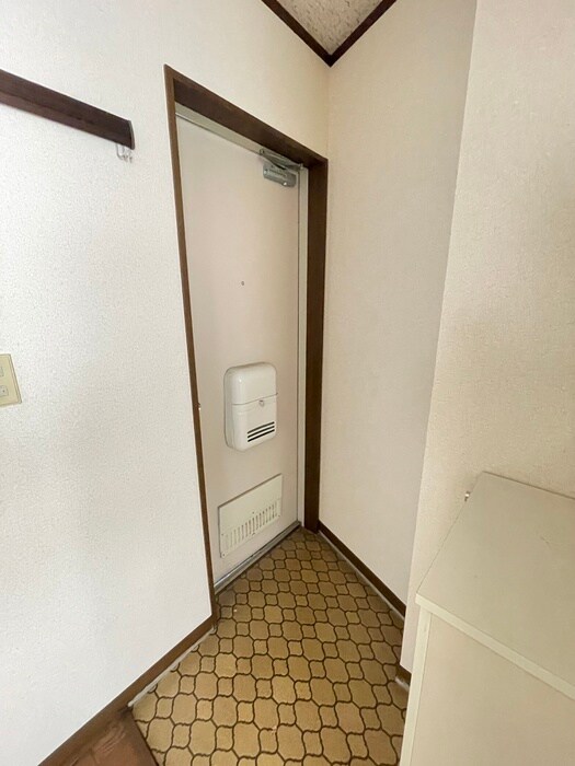 ハイツヤナギの玄関