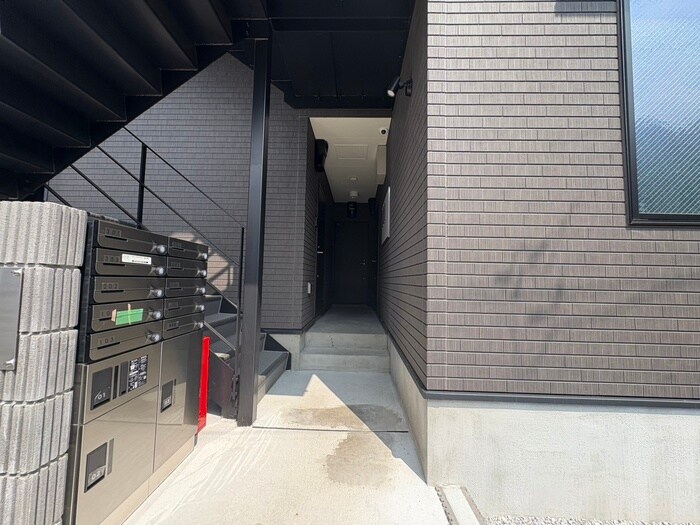 物件外観写真6　(エントランス部分)