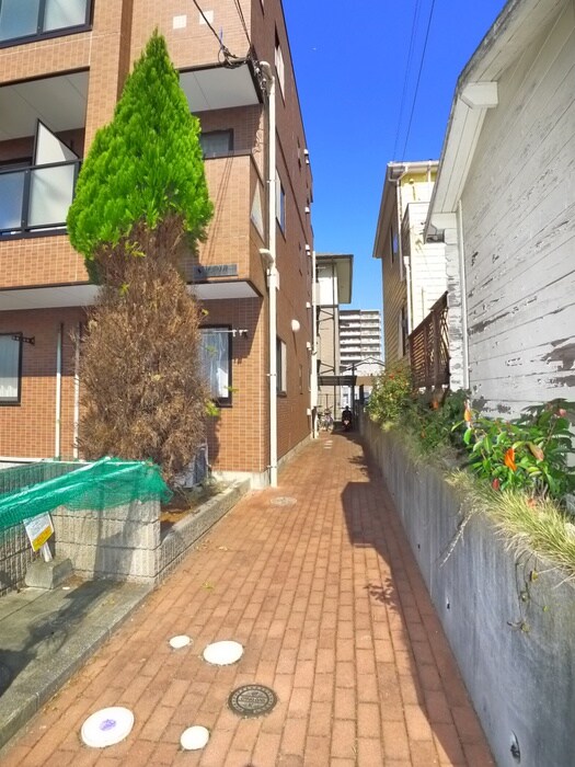 物件外観写真4　(エントランス部分)