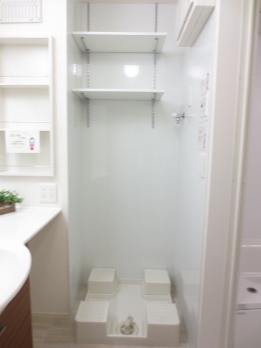 物件内観写真11　(洗濯機置場)