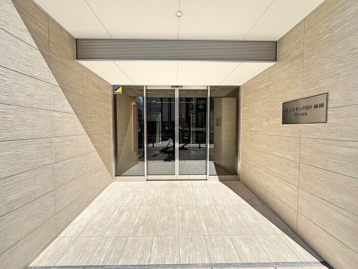 物件外観写真2　(エントランス部分)