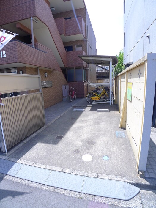 物件外観写真4　(駐車場)