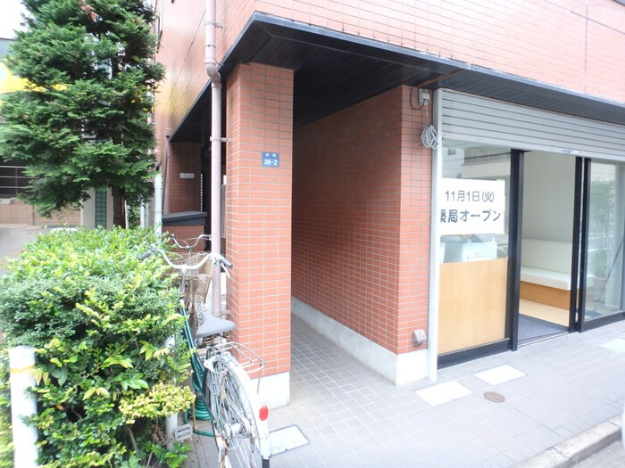 物件外観写真2　(エントランス部分)