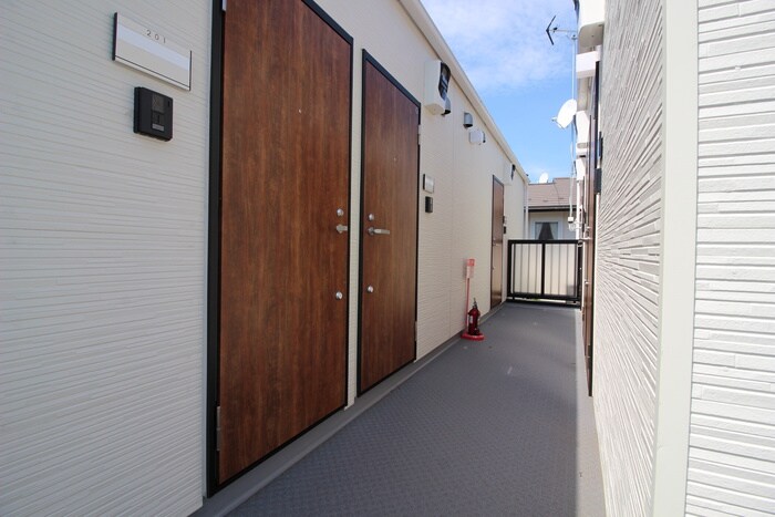 物件外観写真2　(エントランス部分)