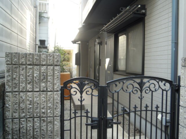 物件外観写真2　(エントランス部分)