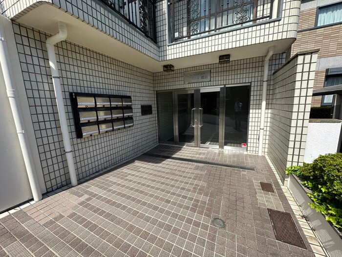 物件外観写真3　(エントランス部分)
