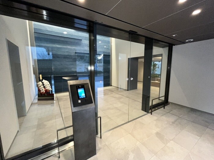 物件外観写真2　(エントランス部分)