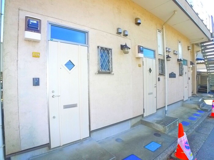 物件外観写真6　(エントランス部分)