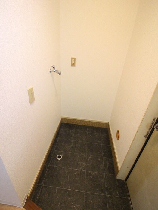 物件内観写真18　(洗濯機置場)