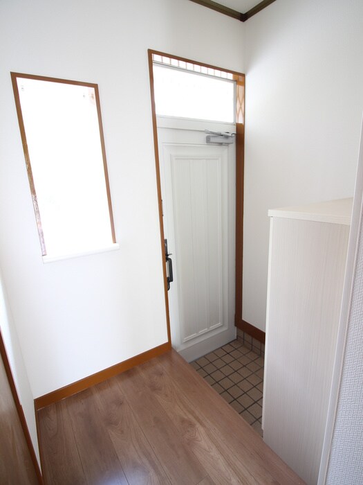 物件内観写真7　(玄関)