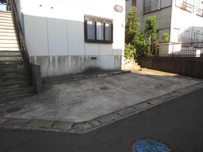 物件外観写真5　(駐車場)