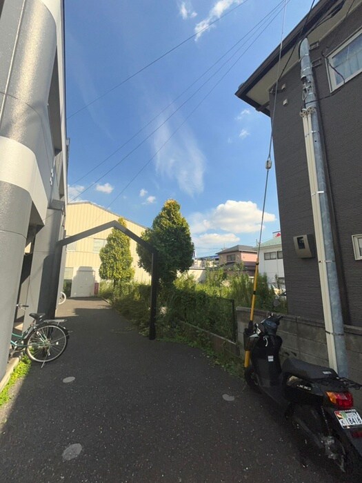 物件外観写真3　(バイク置き場)
