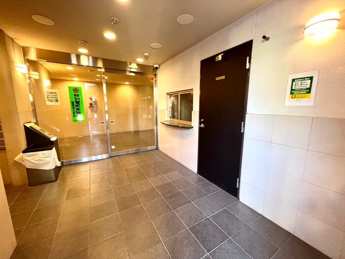 物件外観写真3　(エントランス部分)