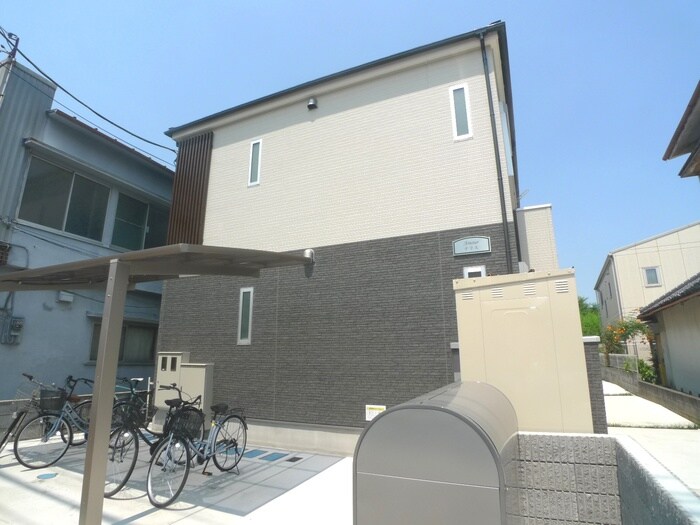 物件外観写真2　(エントランス部分)