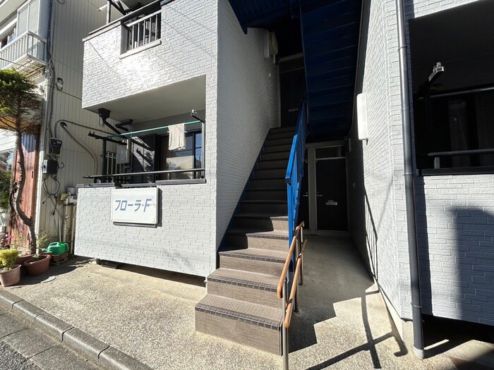 物件外観写真3　(エントランス部分)