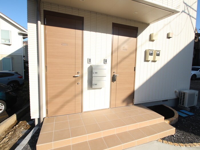 物件外観写真6　(エントランス部分)