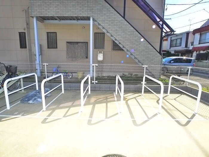 物件外観写真6　(バイク置き場)