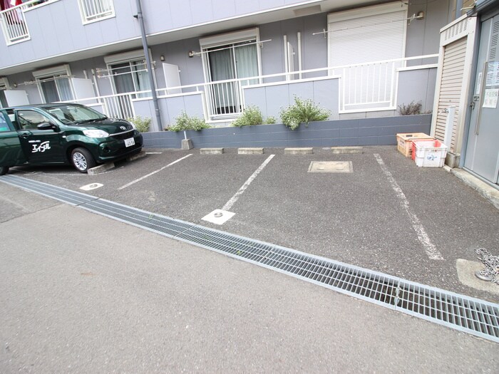 物件外観写真5　(駐車場)