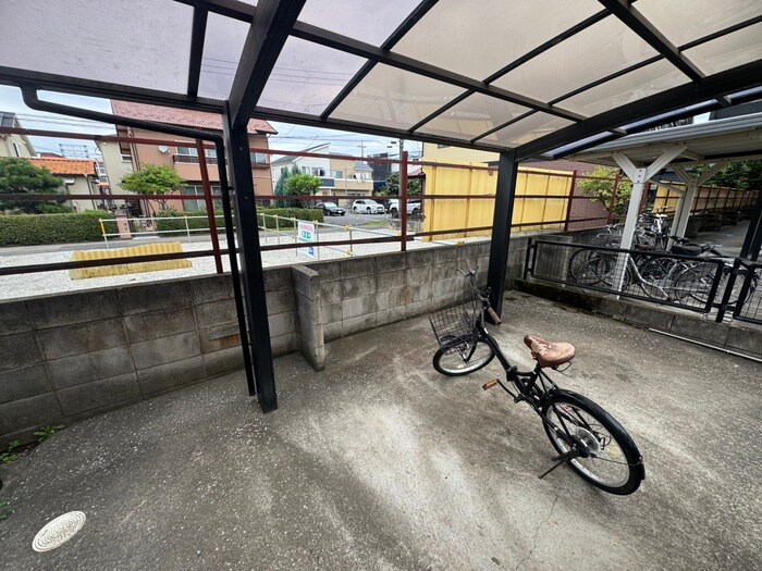物件外観写真4　(駐輪場)