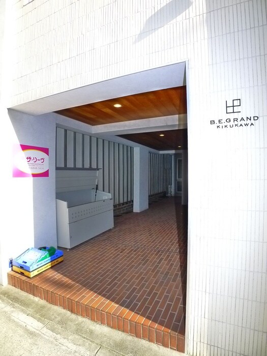 物件外観写真2　(エントランス部分)