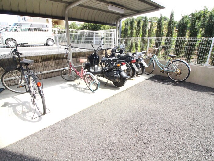 物件外観写真4　(駐輪場)