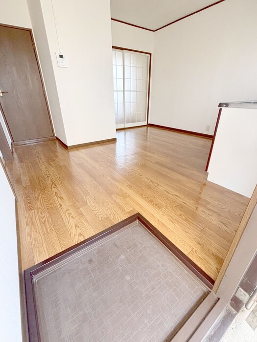 物件内観写真12　(玄関)