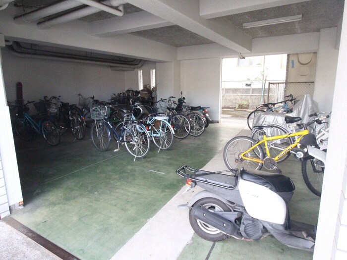 物件外観写真4　(駐輪場)