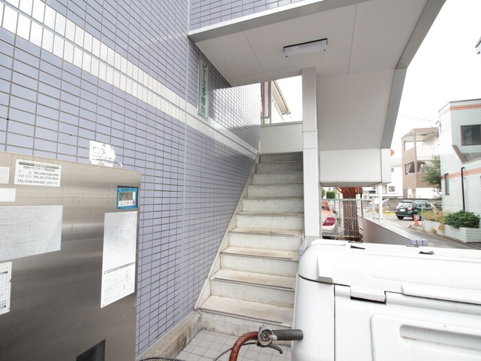 物件外観写真3　(エントランス部分)