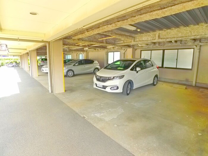 物件外観写真4　(駐車場)