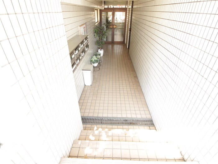 物件外観写真4　(エントランス部分)