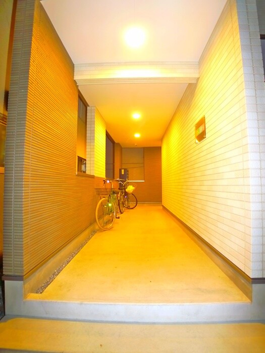 物件外観写真6　(エントランス部分)