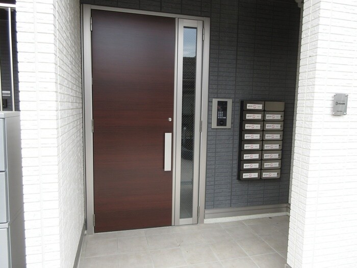 物件外観写真2　(エントランス部分)