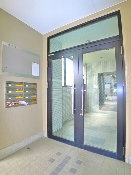 物件外観写真2　(エントランス部分)