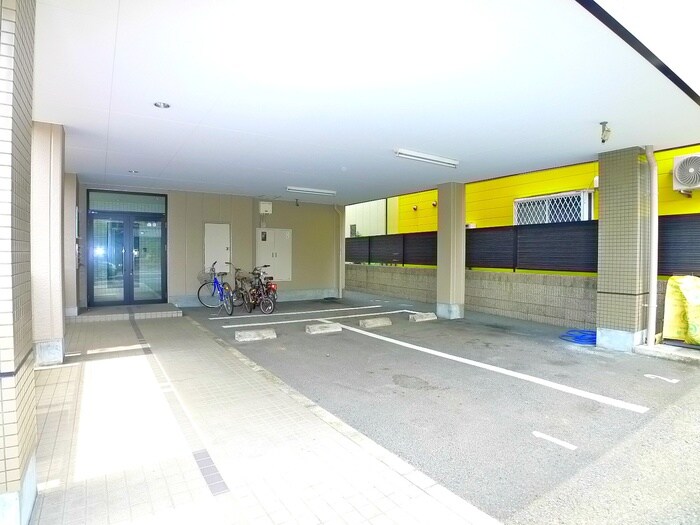 物件外観写真3　(駐車場)