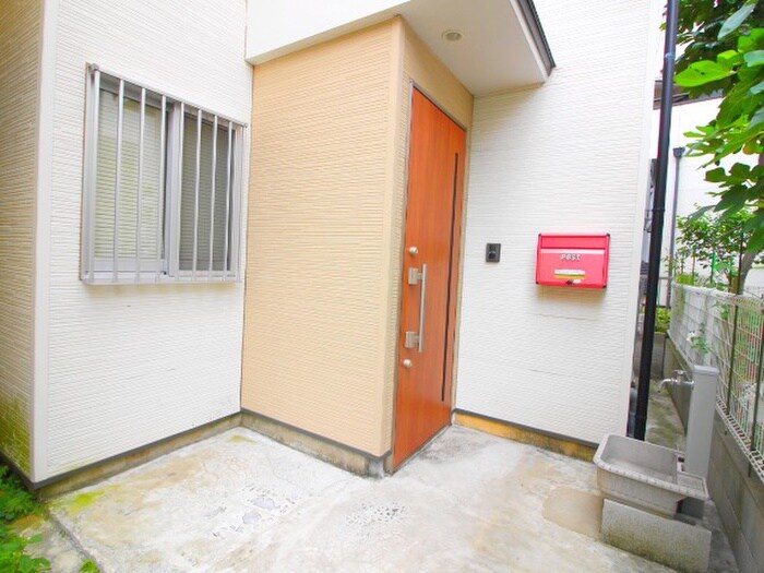 物件外観写真2　(エントランス部分)