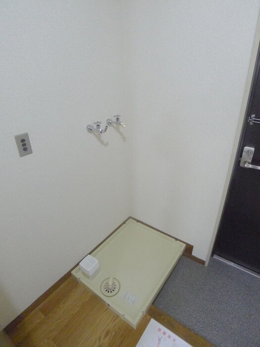 物件内観写真11　(洗濯機置場)