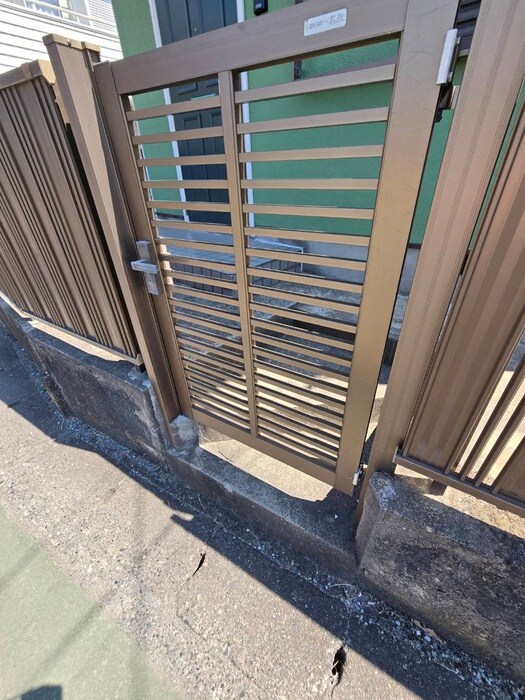 物件外観写真3　(エントランス部分)