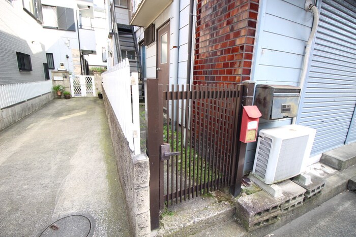 物件外観写真2　(エントランス部分)